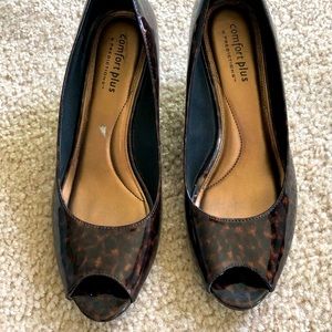 Tortoise peep toe wedges